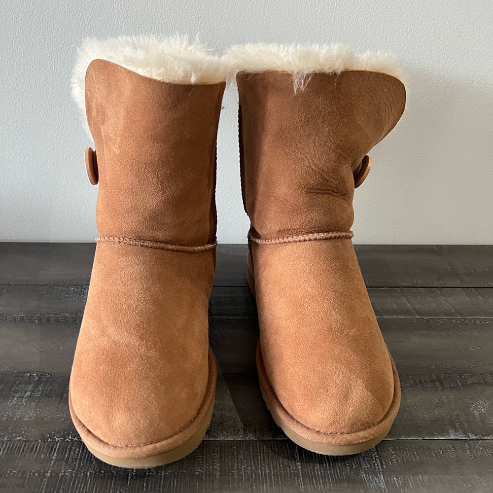 Ugg women’s Bailey Button II. Chestnut colour. Size 9. Like new worn once